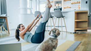 Woman performs jackknife abs exercise at home