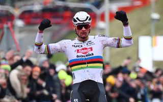 Mathieu van der Poel dominated at the Hoogerheide World Cup race