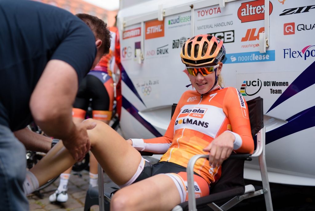 Pre-stage massage for Demi De Jong (Boels Dolmans)