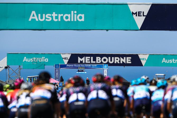 The peloton heads toward the finish gantry on stage 1 of the 2019 Women's Herald Sun Tour
