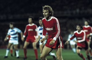 Rainer Zobel in action for Bayern Munich against MSV Duisburg in 1975/76.