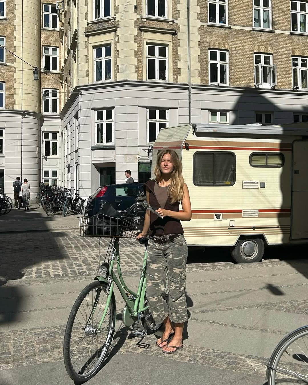 @annasarlvit wears copenhagen summer outfits camo jorts flip flops