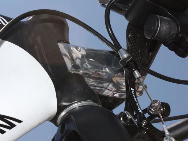 The two-piece clamshell-type stem clamps to the middle of the steerer tube.