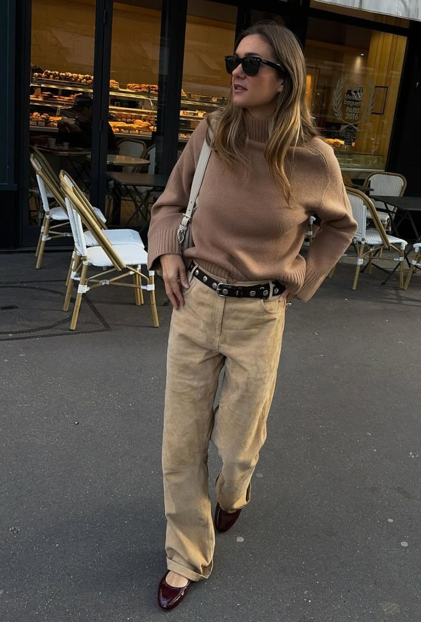 @annelauremais wears camel jeans with a brown jumper and ballet flats