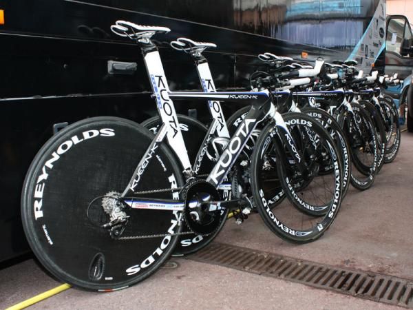 A row of Kuota Kueen-K bikes await their Agritubel riders.