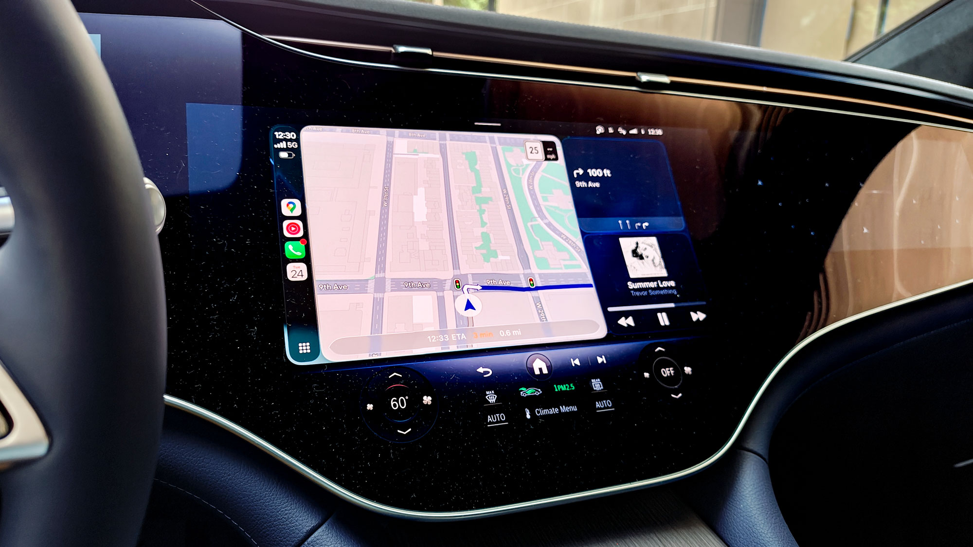 iOS 26 beta CarPlay screenshots.