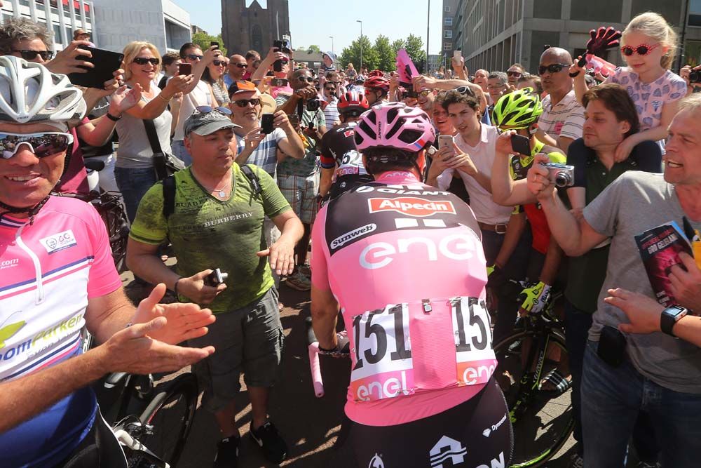 Tom Dumoulin (Giant-Alpecin) struggled to get through the crwdws