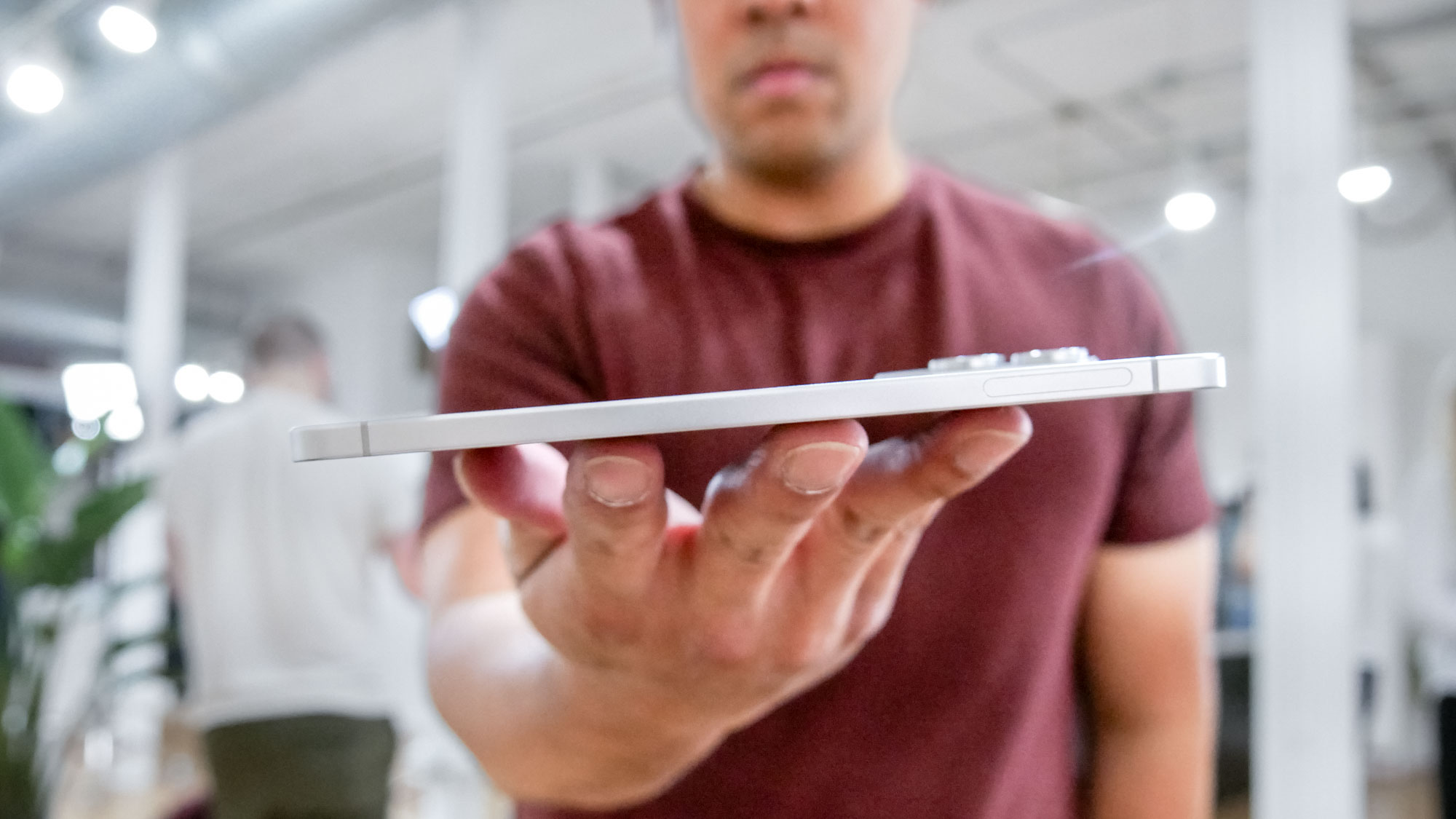 Samsung Galaxy S25 Edge در یک دست نازک نگه داشته شد.