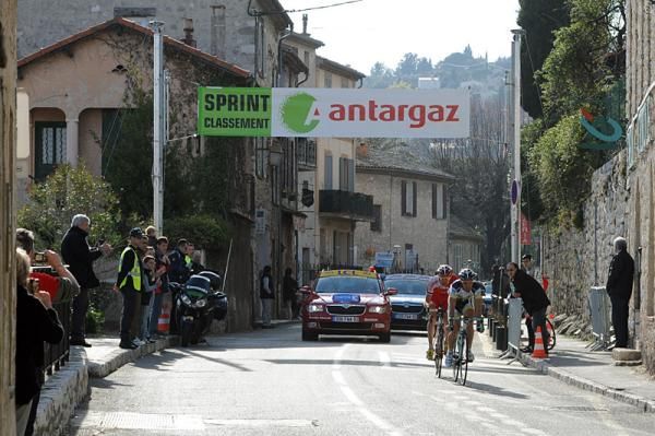 Thomas De Gendt (Vacansoleil-DCM) and Rein Taaramae (Cofidis) on the attack.
