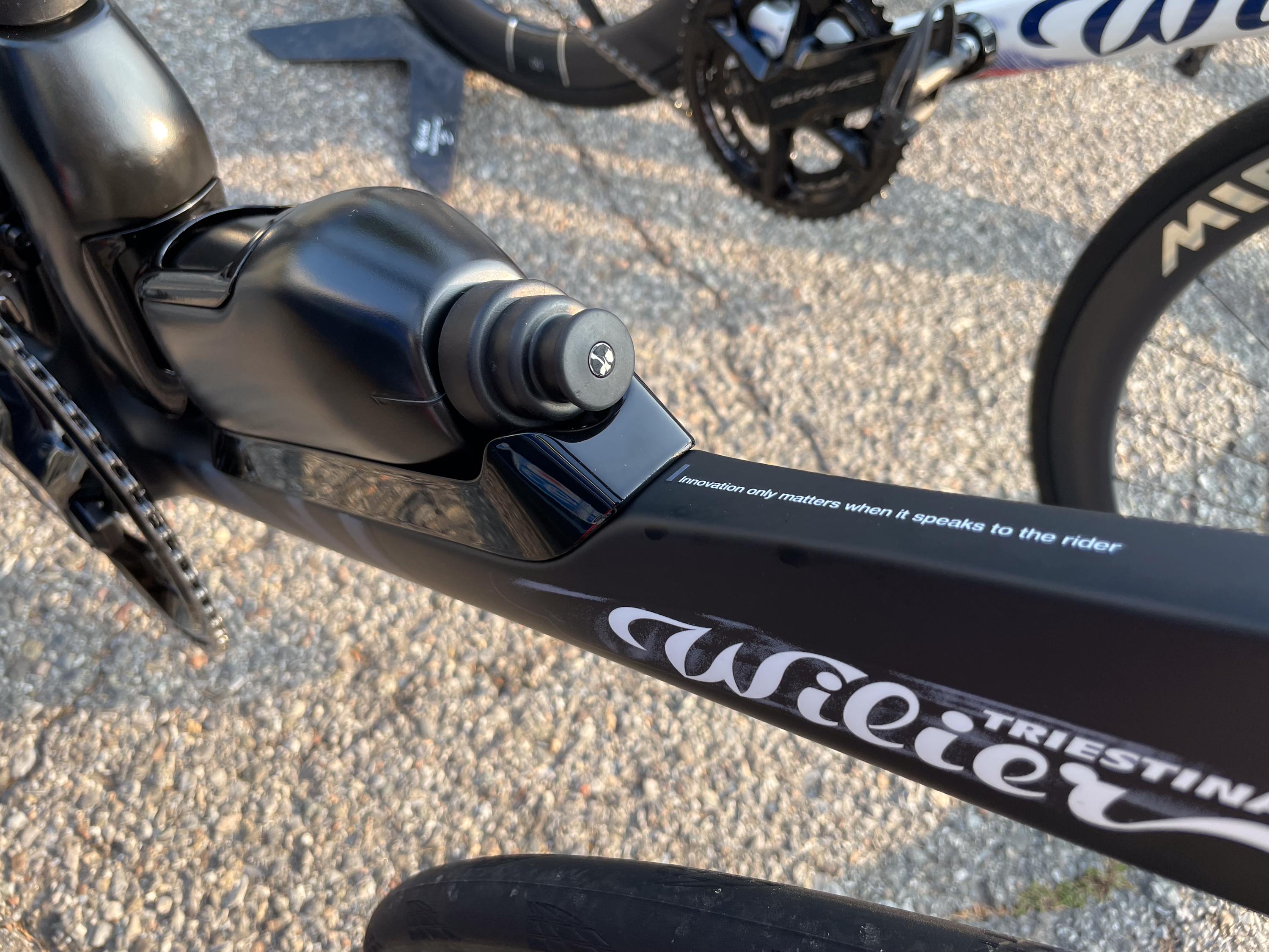 Foto de primer plano de una nueva bicicleta aero Wilier