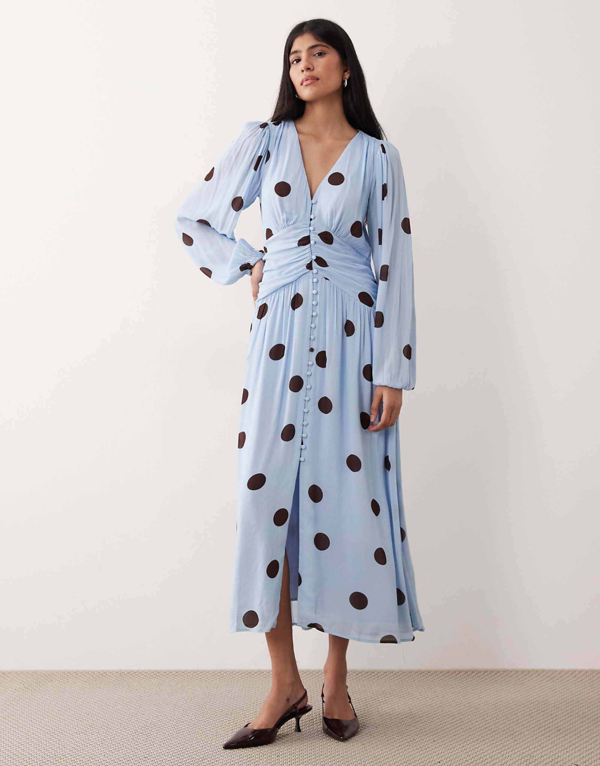 Nobodys Child Luna V-Neck Ruched Waist Button Front Midaxi Dress in Blue Oversized Polka Dot