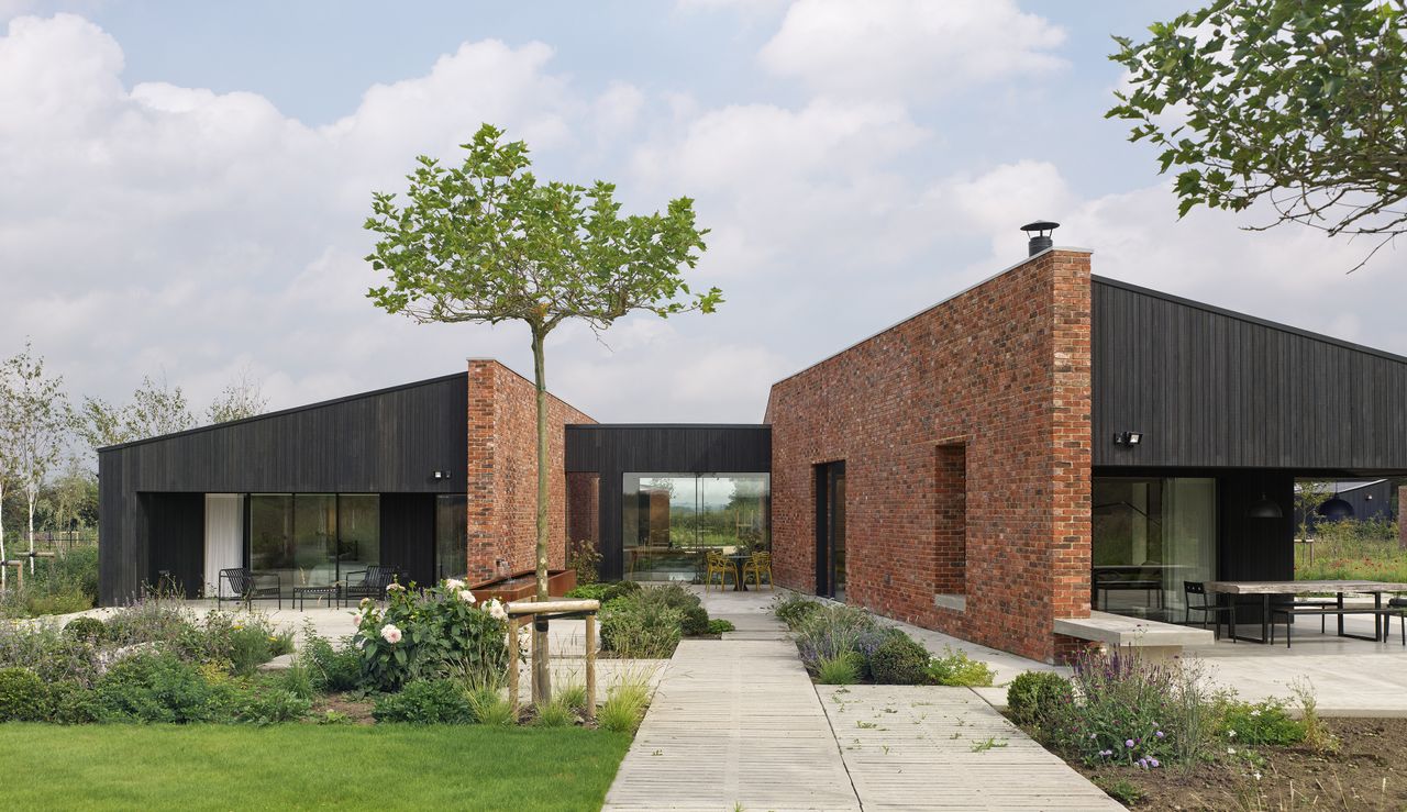 Oxfordshire house close up of exterior and landscaping