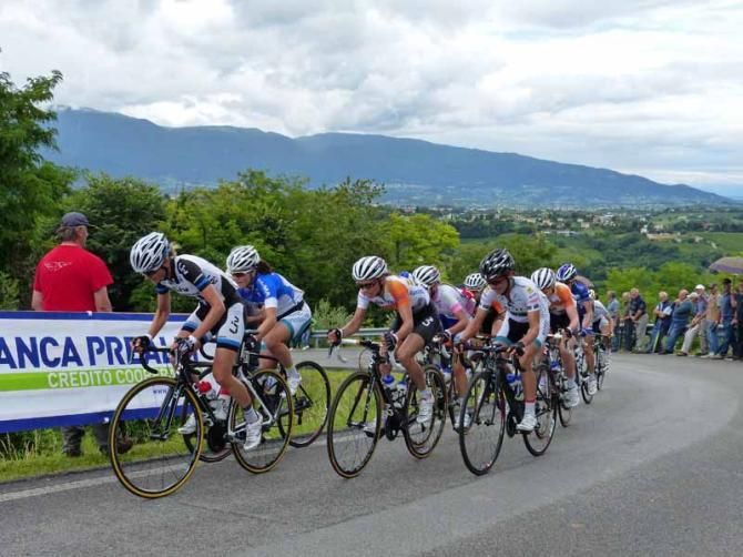 The chase group on the Muro del Ca&rsquo; del Poggio Giro Rosa