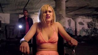 maika monroe in it follows 2014