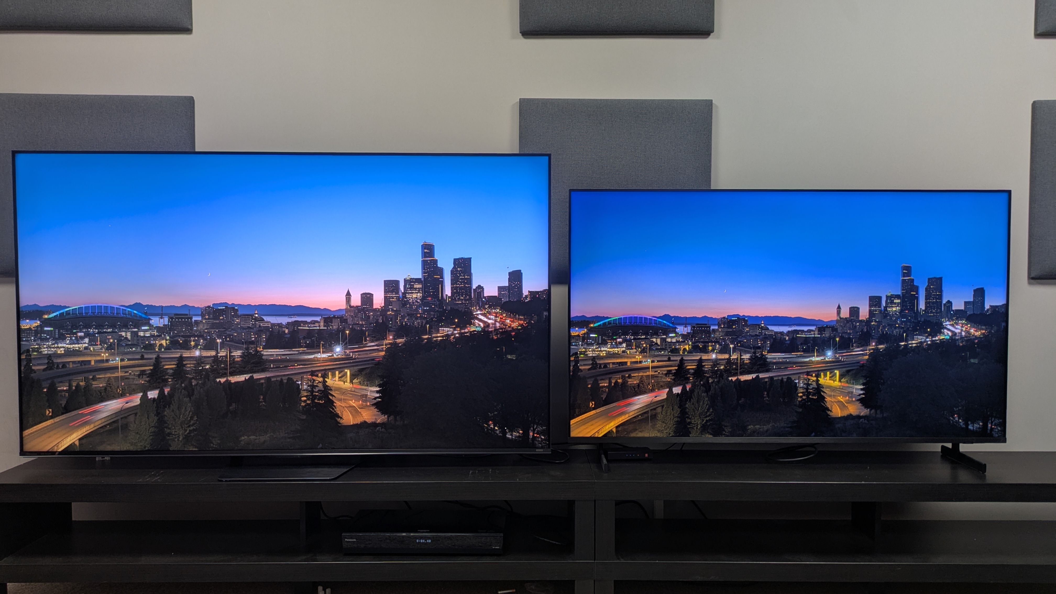 ハイセンス UR8 (左) とサムスン QN80H (右) は、画面上の地平線に沈む夕日を示しています。 UR8の方がハイライトが明るいですが、QN80Hのブルーは暗めです