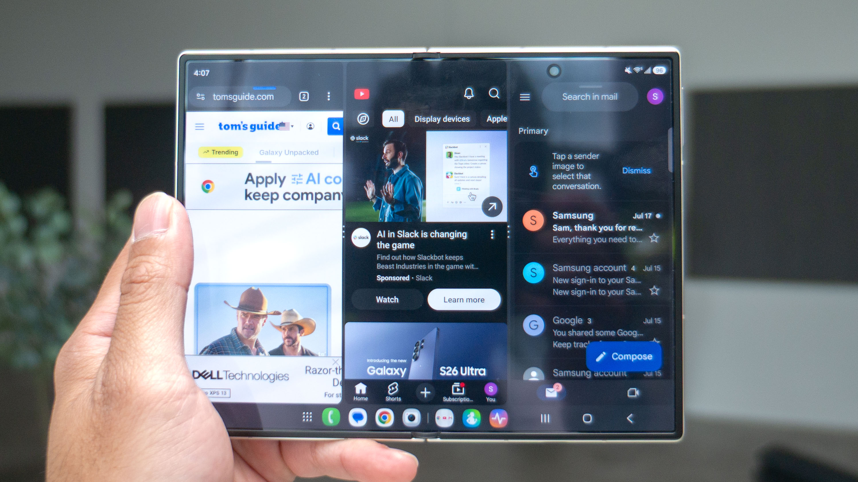 Galaxy Z Fold 8 در دست نشان داده شده است