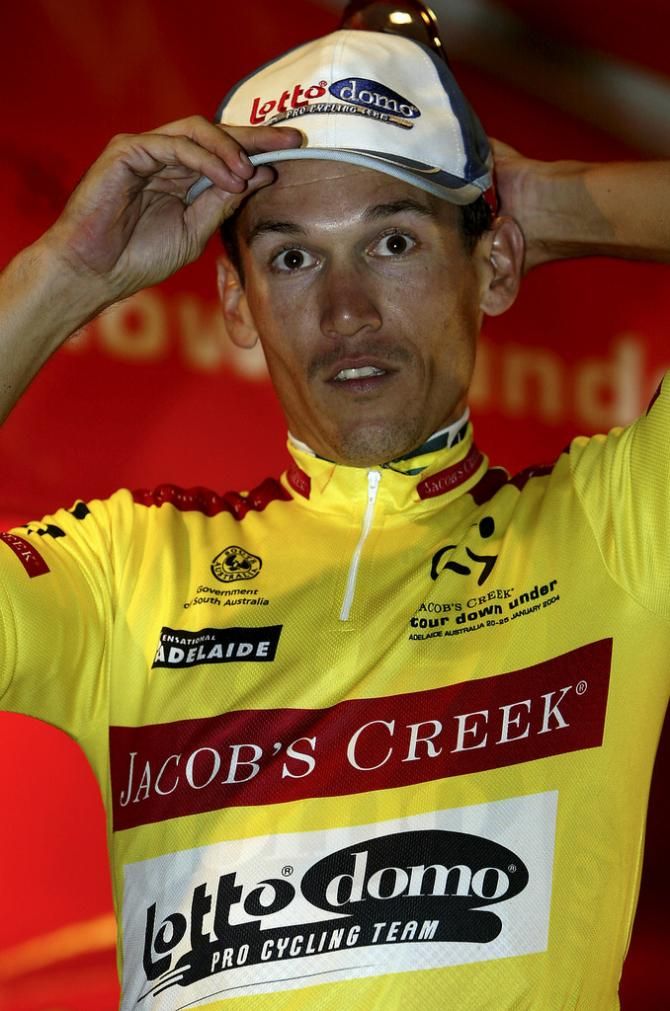Robbie McEwan in the 2004 race leader's jersey