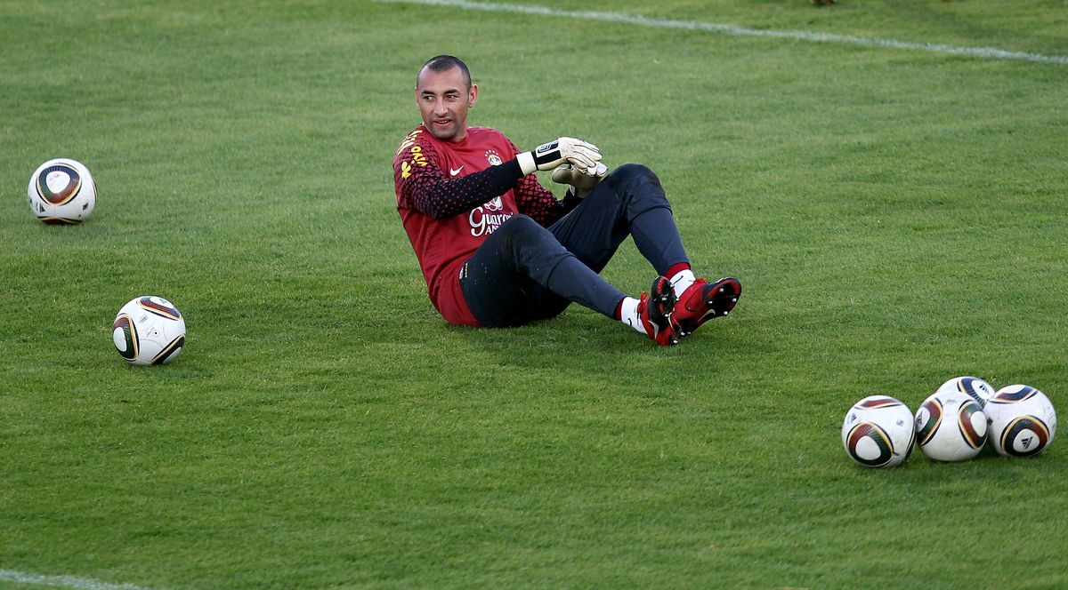 Heurelho Gomes training with the Brazil national team