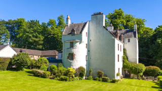 Mid 16th-century castle in Perthshire.