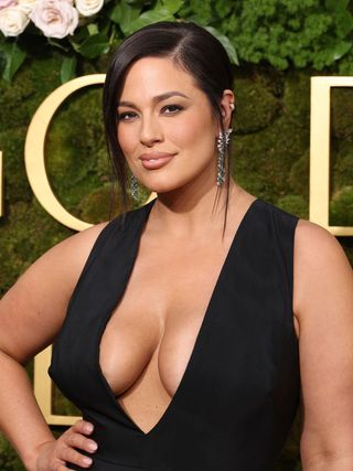 Gaya rambut pinggiran samping Ashley Graham Golden Globes