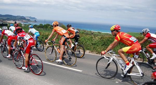 The peloton enjoys beautiful scenery en route to Gij&oacute;n.