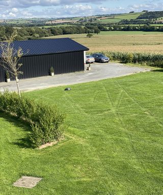 zig zag lines on a lawn made by a robot mower