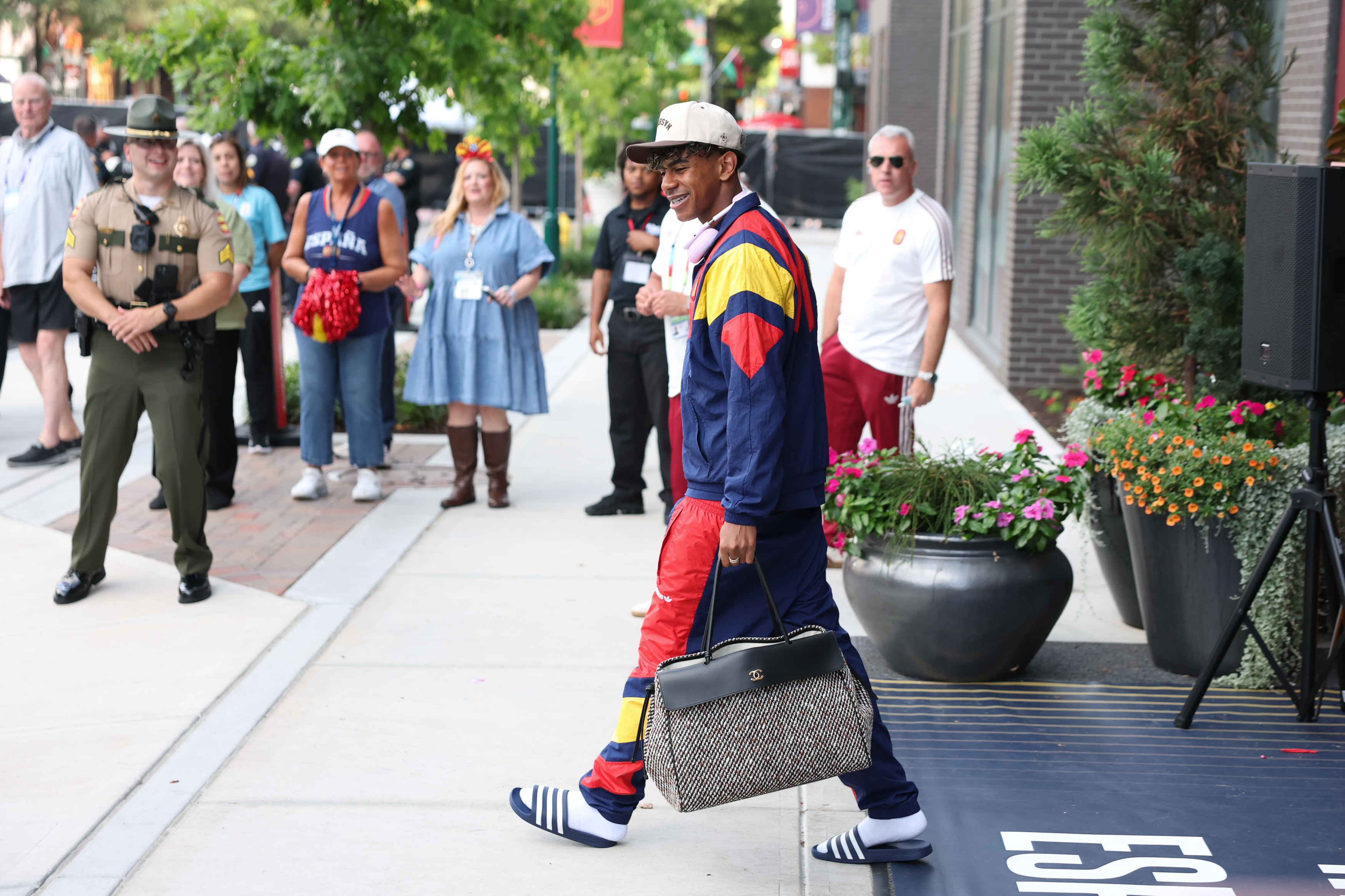 CHATTANOOGA, TENNESSEE - JUNE 19: Lamine Yamal #19 of Spain walks to the bus to head to Atlanta at Embassy Suites by Hilton Chattanooga Downtown on June 19, 2026 in Chattanooga, Tennessee. (Photo by Florencia Tan Jun/Getty Images)