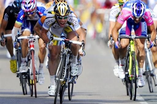 Mark Cavendish (HTC - Columbia) powers to the finish line in Gueugnon.