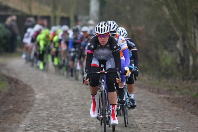 Ellen Van Dijk (Specialized - lululemon) does a turn