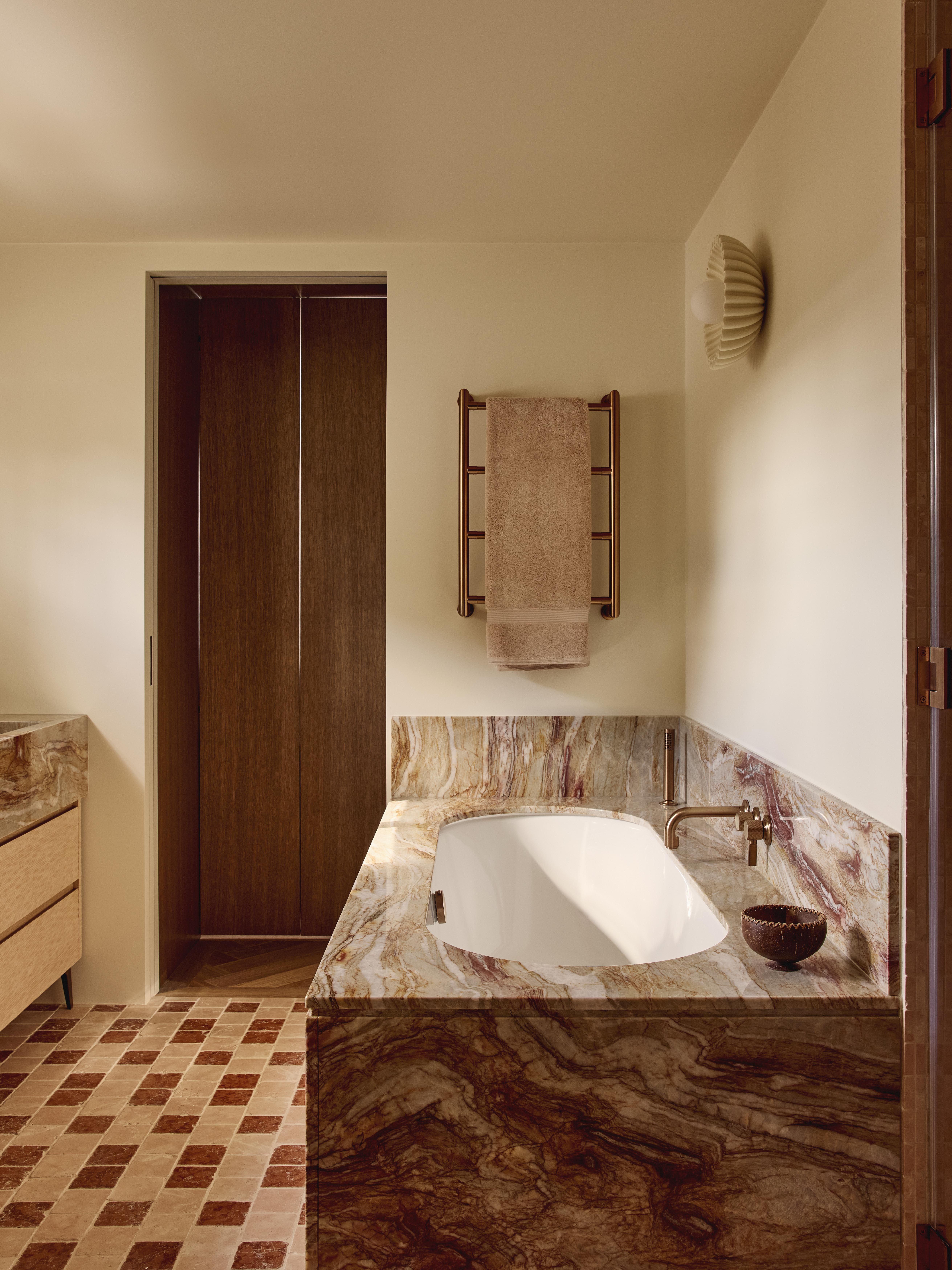 Main bathroom featuring square floortiles and marble cladding