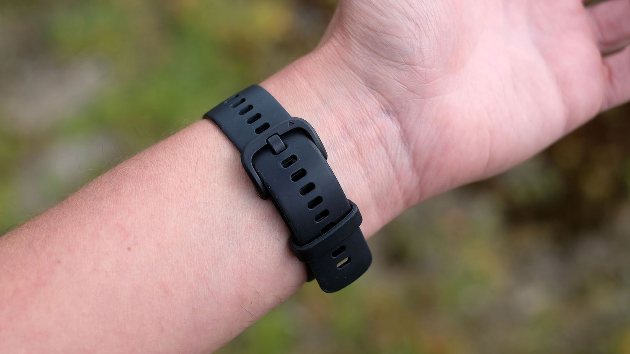 Garmin Vivoactive 6, o imagine de aproape a cataramei cu curea