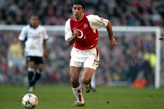 Robert Pires playing for Arsenal against Fulham, 2003