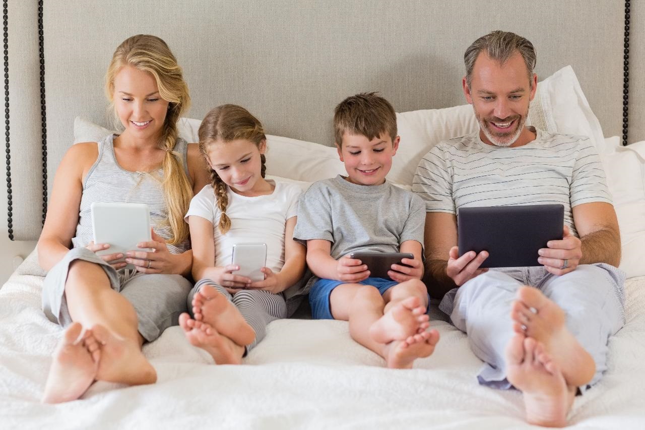 Familie med mobiler og tablets