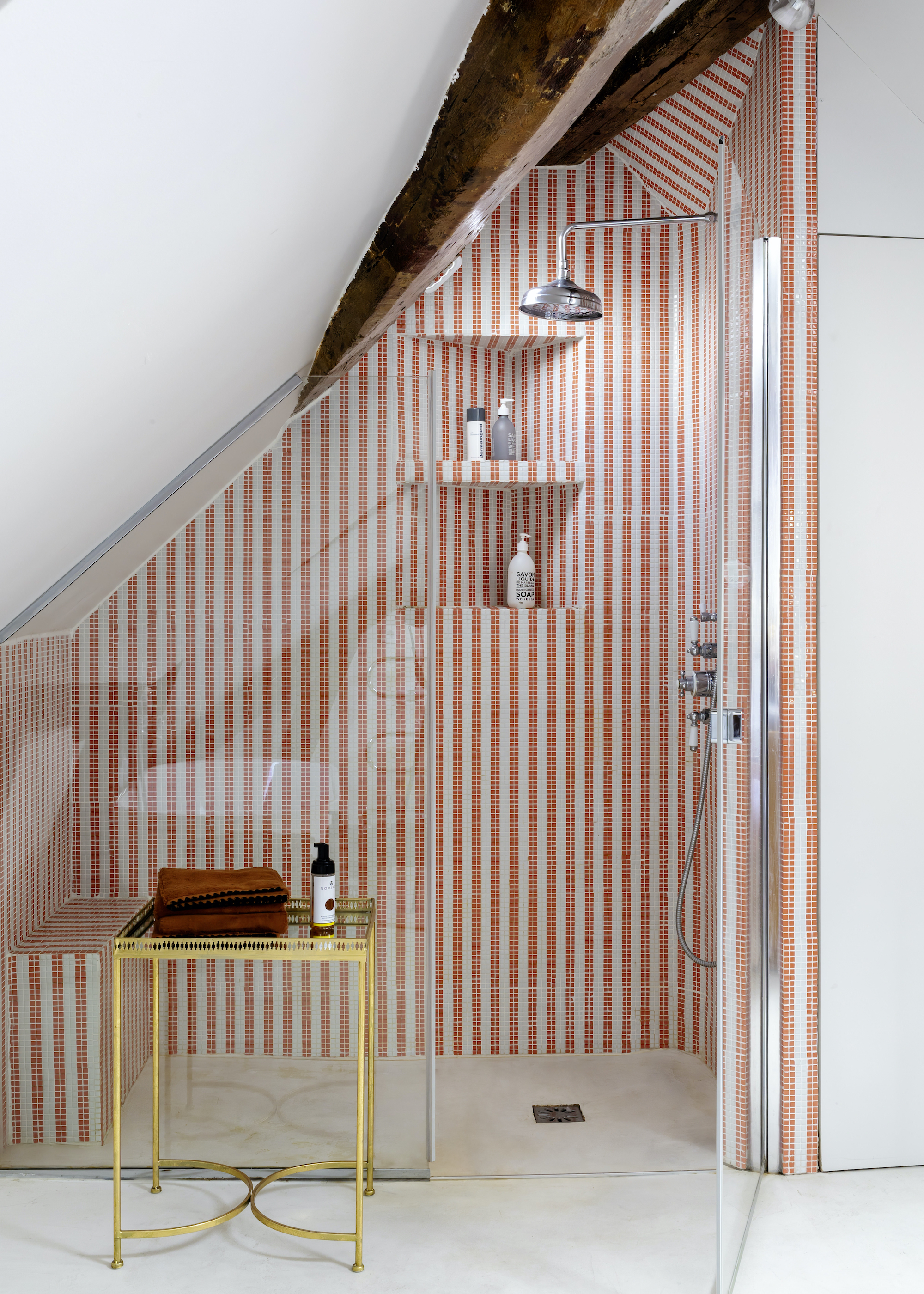 loft bathroom with red and white striped mosaics