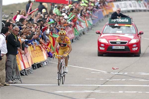 Alejandro Valverde (Caisse d'Epargne) crosses the line