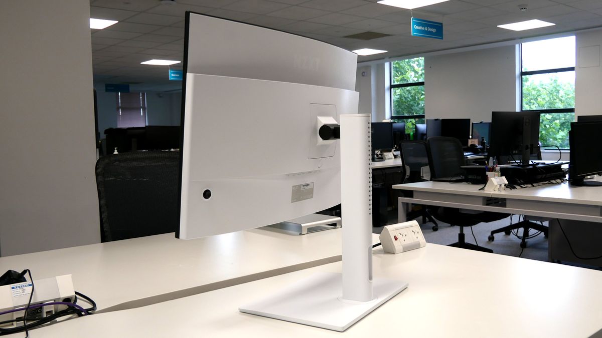 NZXT Canvas 32Q Curved on a desk