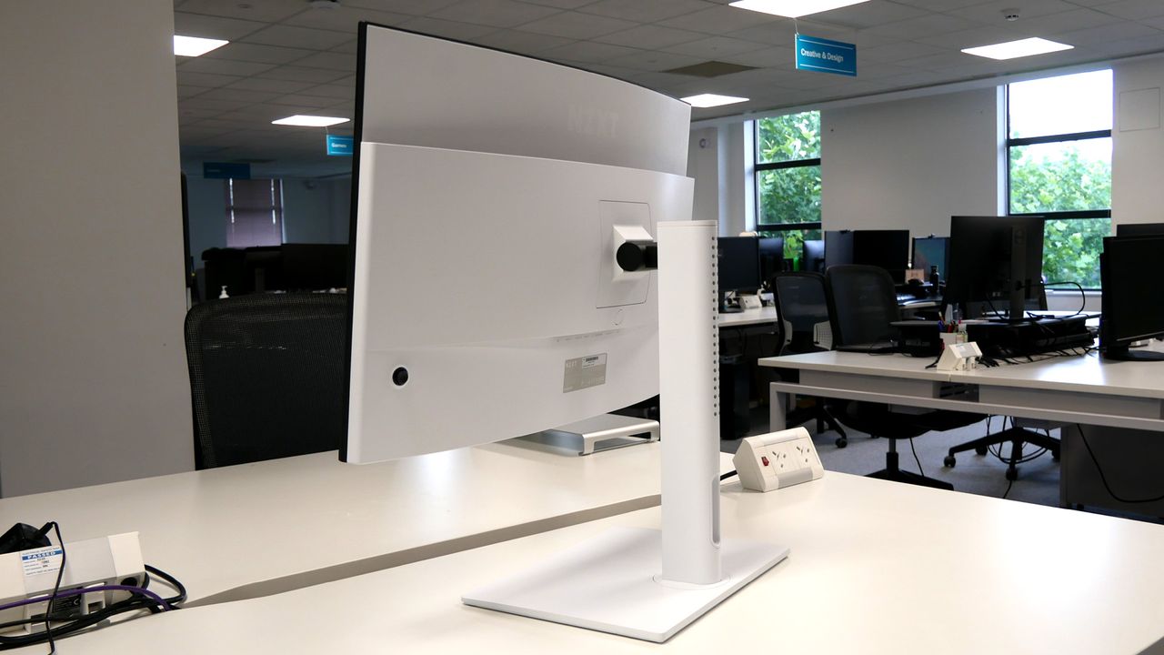NZXT Canvas 32Q Curved on a desk