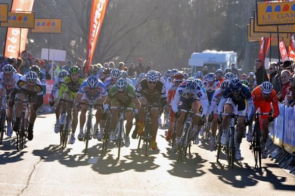 The Etoile de Bess&egrave;ges peloton speeds to the finish line.