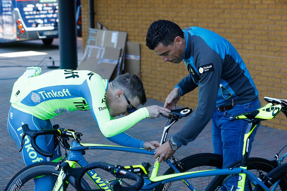 Jay McCarthy (Tinkoff) checks his seat height.