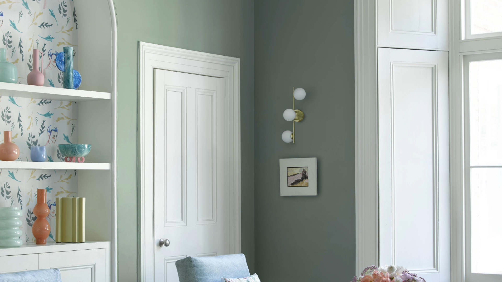 Chintz wallpaper in green living space