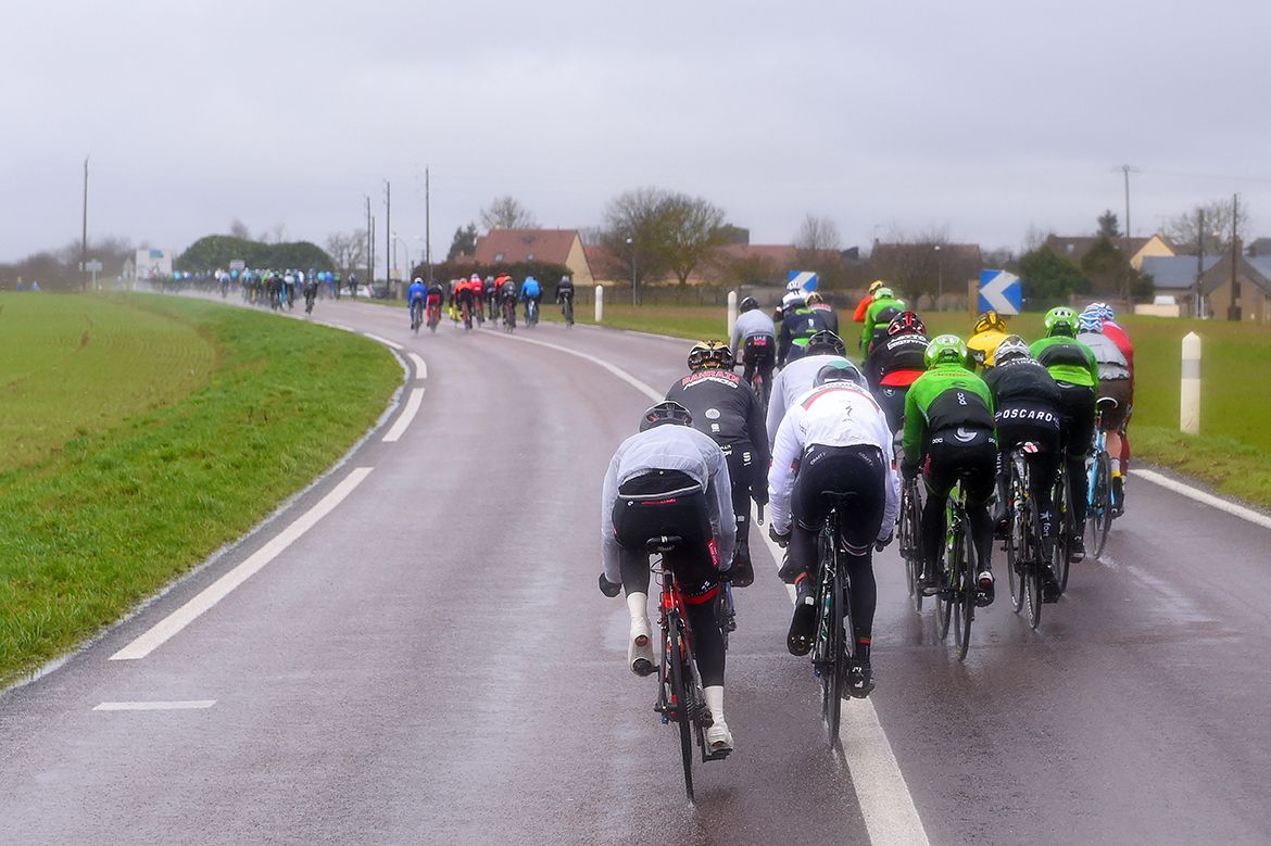 The peloton shattered in the wind on stage 2