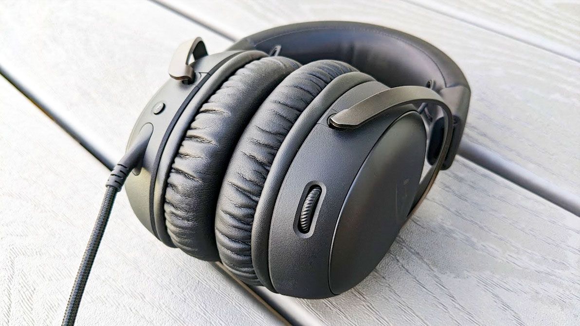 HyperX Cloud 3 Gaming Headset volume dial.