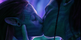 Jake kissing Neytiri in Avatar