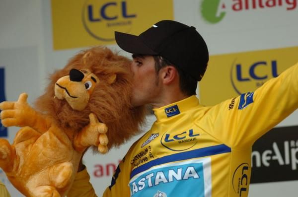 Alberto Contador (Astana) kisses the lion