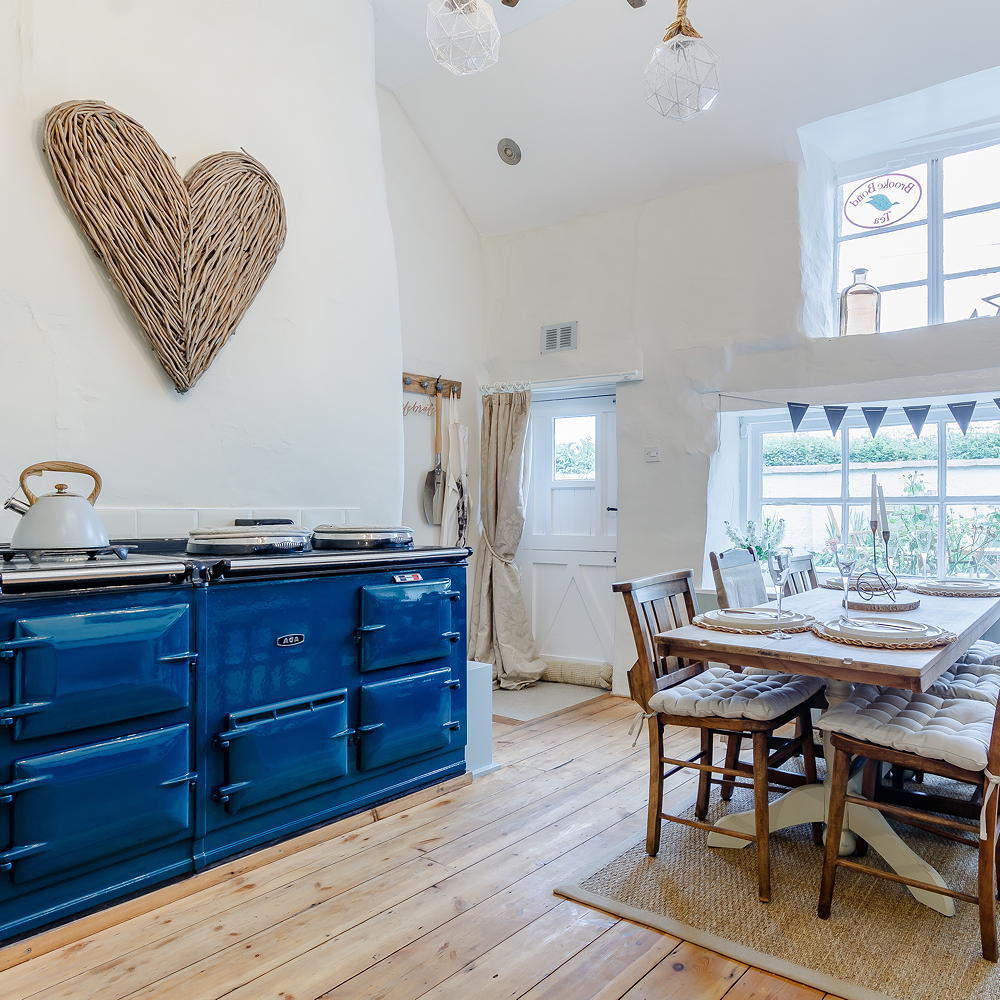dining room with wooden flooring and dining table with chairs