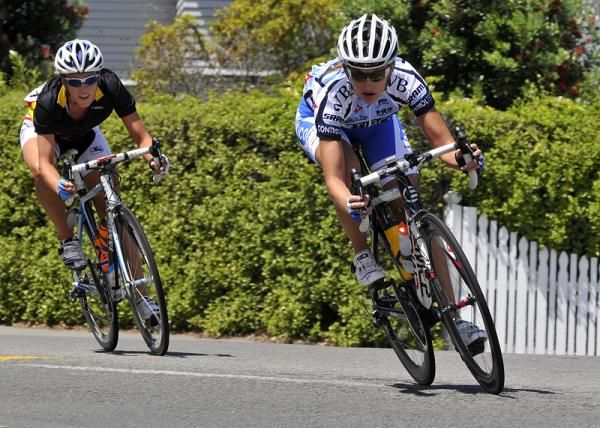 Serena Sheridan and defending champ Rushlee Buchanan chase on the descent.