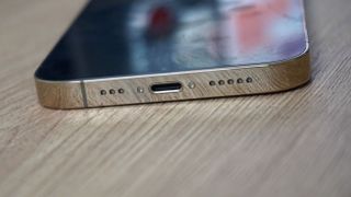 Et bilde av underkanten til en iPhone 13 Pro, som viser ladeporten.