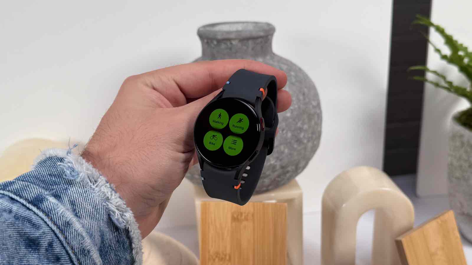 Elija un entrenamiento para realizar un seguimiento en Samsung Galaxy Watch FE.