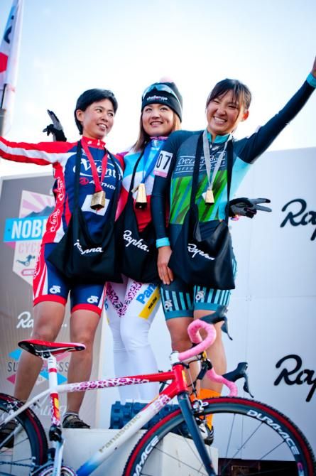 Women's podium (L to R): Sakiko Miyauchi (Club Viento), 2nd; Ayako Toyooka (Panasonic Ladies), 1st; Miho Imai (Cycle Club Jp), 3rd