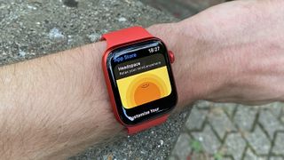 Punainen Apple Watch 6 ranteessa näyttö päällä